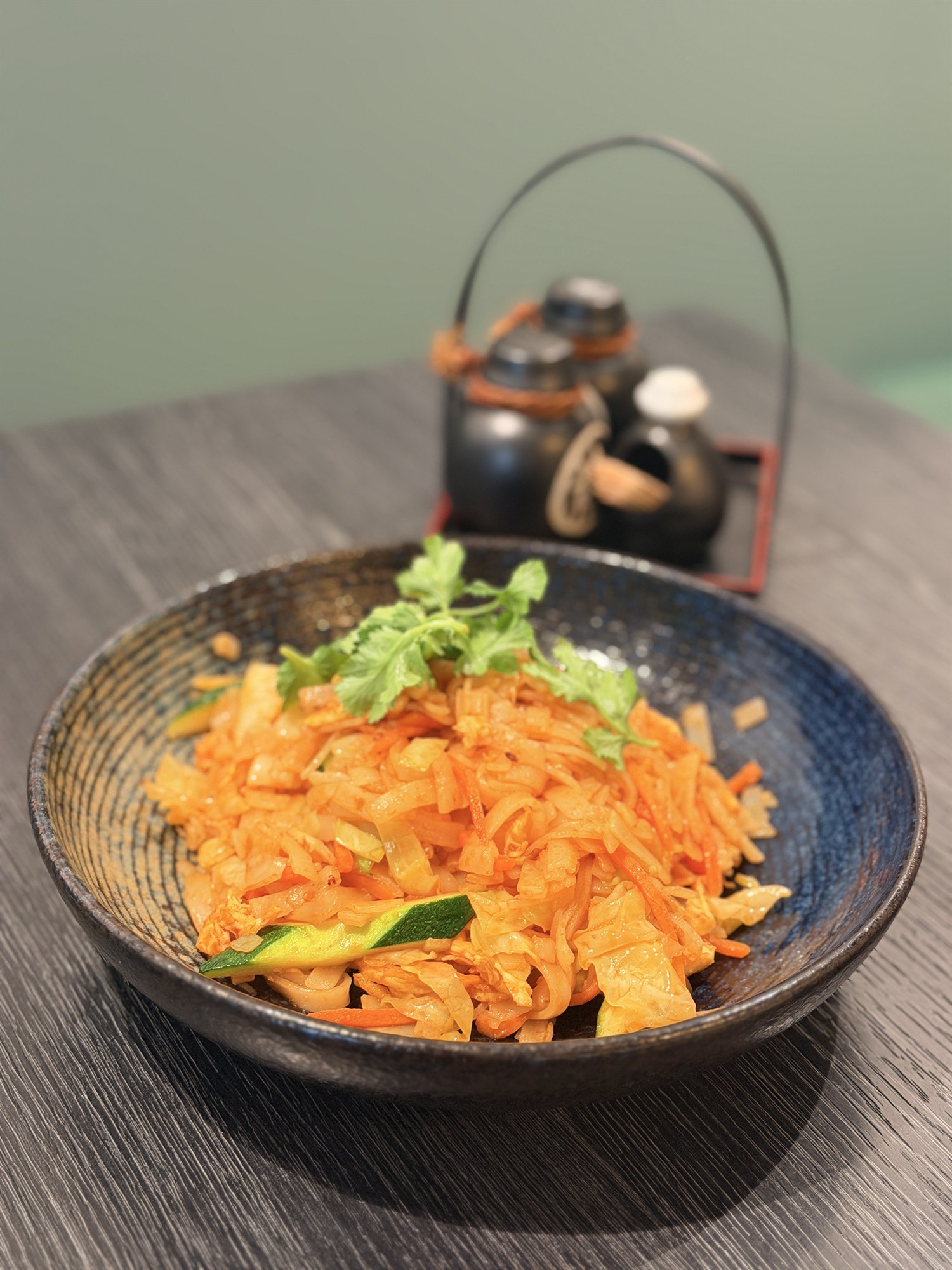 Een kleurrijk noedelgerecht op tafel bij Azuma